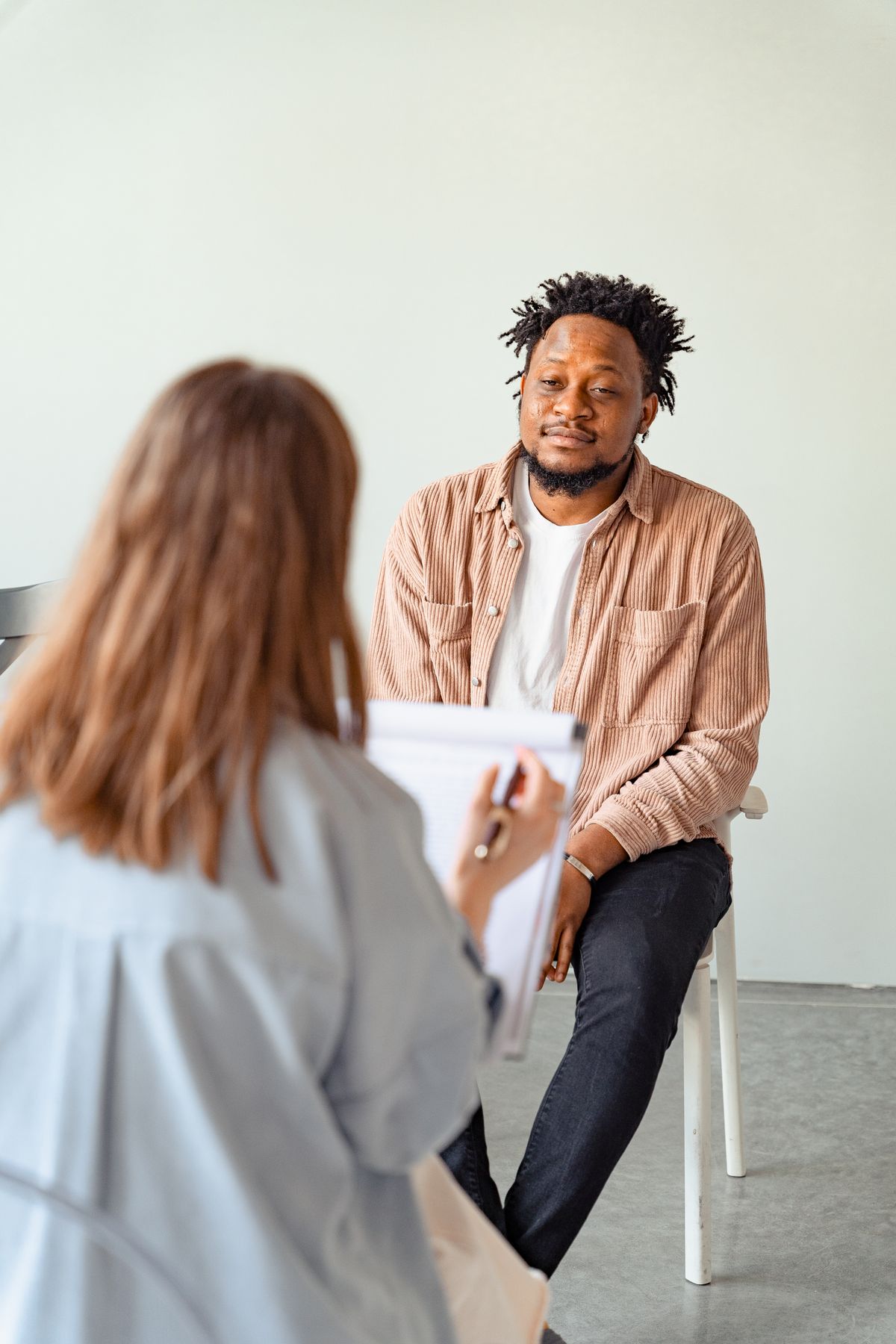 Persona participando en una conversación de apoyo